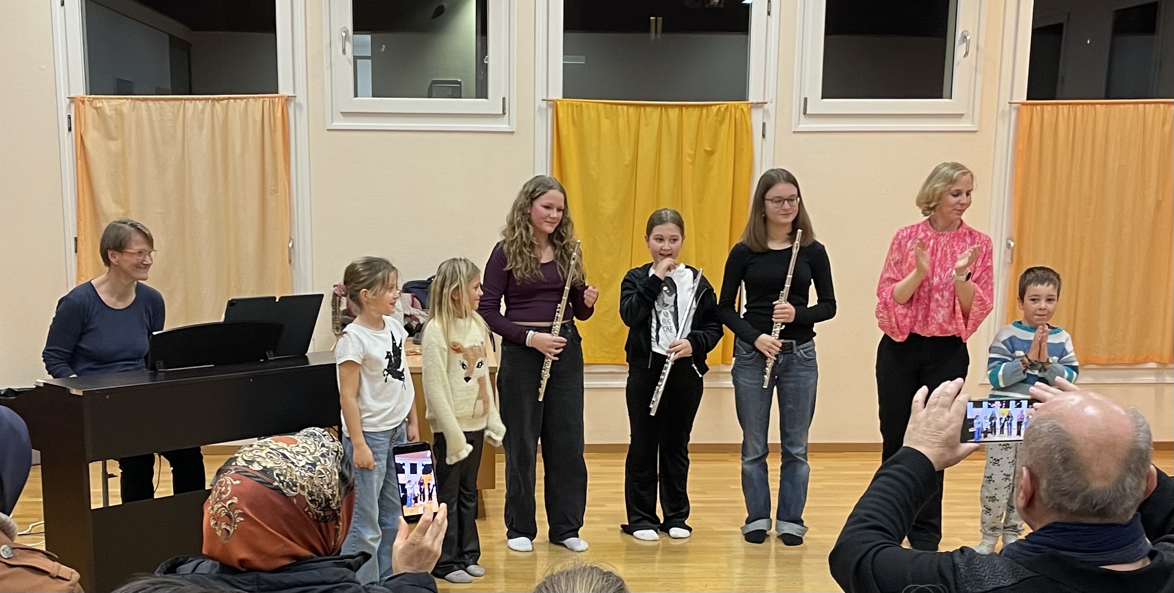 Félicitations aux élèves (Line, Magali, Lio, Betul, Kiara, Benjamin) et Océane et merci à Mme de Jong qui les accompagnés au piano. 
